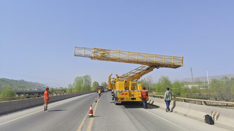 甘肃临夏双城公路段对桥梁进行“体检”，检测桥梁结构安全，消除隐患